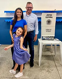 Candidata Clau Camargo vota em Arujá ao lado do prefeito Luis Camargo