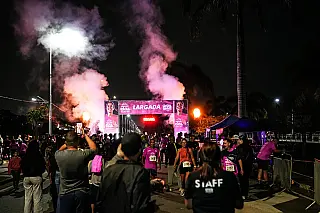 Corrida Noturna 'Corre por Elas' reúne mais de 2 mil pessoas no Outubro Rosa em Arujá