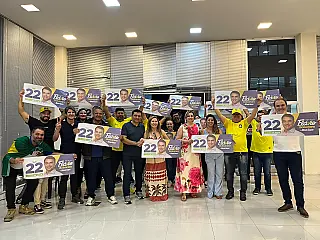 Ashiuchi lidera adesivaço em prol de Flávio Bolsonaro