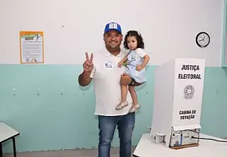 Pedro Ishi vota em Suzano e fala sobre expectativa para eleições