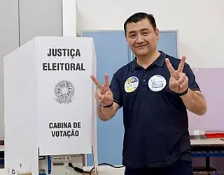 Rodrigo Ashiuchi vota em Suzano neste domingo