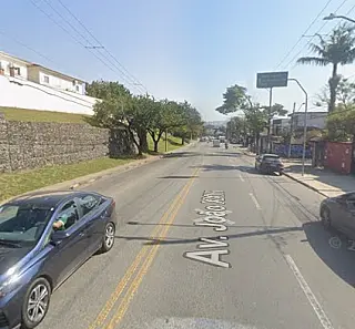 Acidente entre carro e moto deixa dois feridos em Mogi