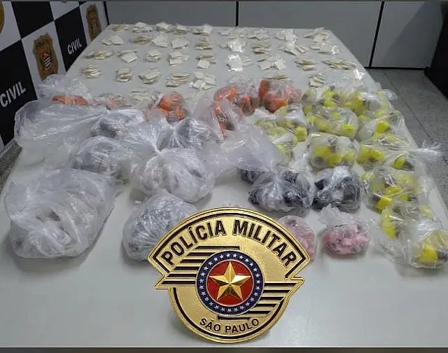 PM desarticula casa-bomba com 766 porções de drogas