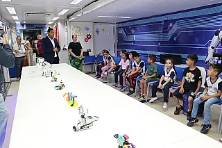 Prefeito acompanha atividades de ciência e tecnologia em unidade móvel