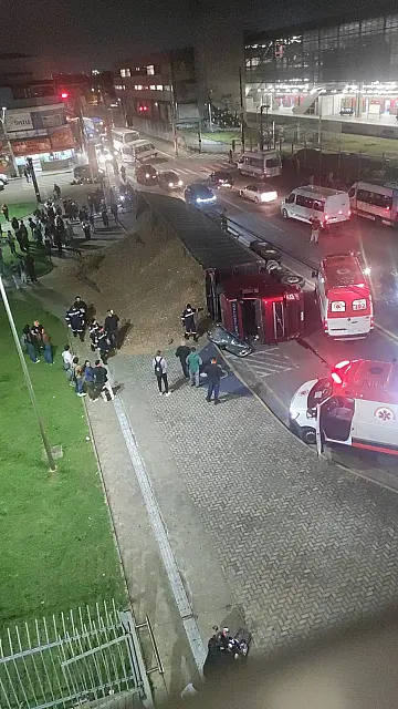 Caminhão tomba sobre dois carros em frente à estação de Suzano