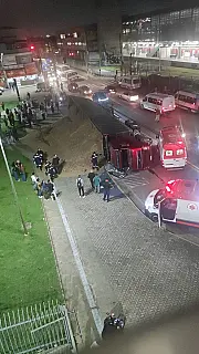 Caminhão tomba sobre dois carros em frente à estação de Suzano