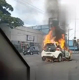 Carro pega fogo após pane elétrica no Centro de Suzano