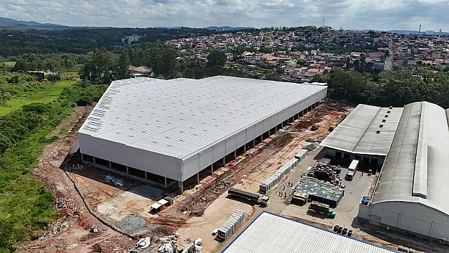 Prefeito vistoria obras de ampliação do centro logístico instalado na Vila Figueira
