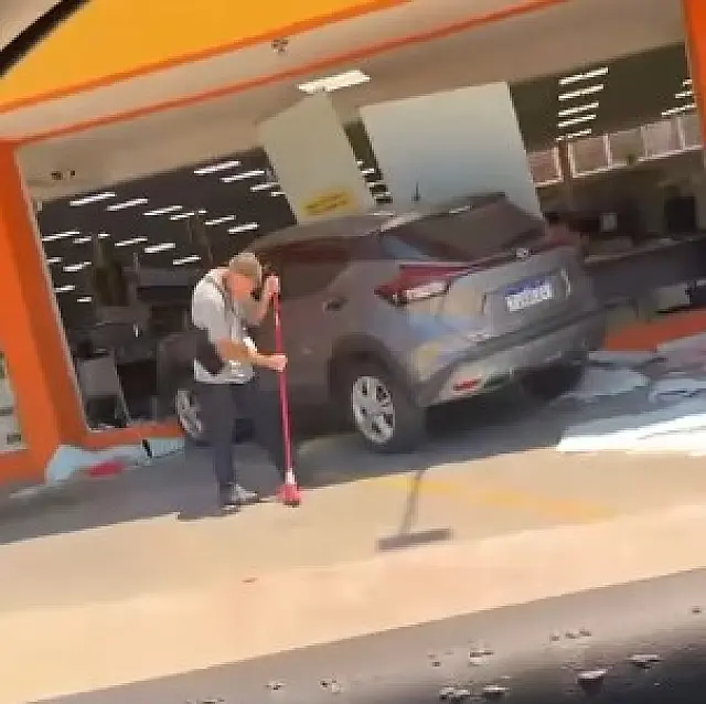 Carro perde o controle e invade loja da Joli, em Suzano