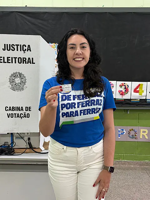 Prefeita Priscila Gambale vota e acompanha eleições em Ferraz