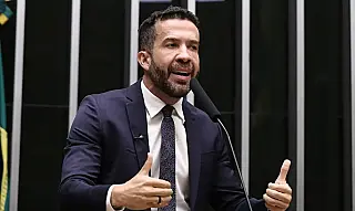Deputado André Janones é internado com arritmia em São Paulo
