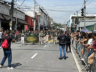 Desfile cívico reúne público no Centro de Ferraz em comemoração aos 73 anos da cidade