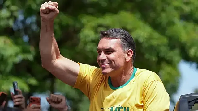Ashiuchi e Pedro Ishi comandam ‘adesivaço’, em Suzano, em prol de Flávio Bolsonaro