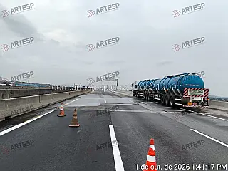Pneu de carreta estoura e derrama combustível no Rodoanel, em Poá