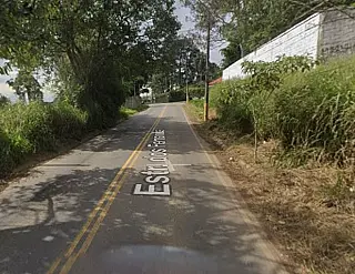 Colisão frontal envolve dois veículos na Estrada dos Fernandes, em Suzano