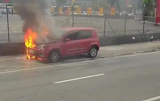 Carro pega fogo em avenida de Mogi