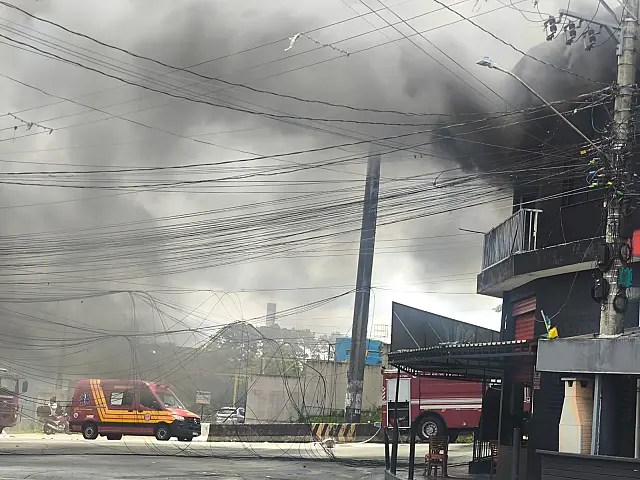 Comércio pega fogo em Suzano