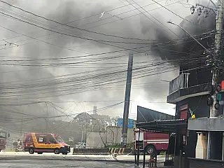 Comércio pega fogo em Suzano