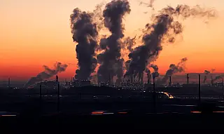 Super-ricos geram mais poluição e lucram com desastres climáticos