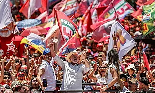 Brasil não será governado por sócios do Banco Master, diz Lula em ato