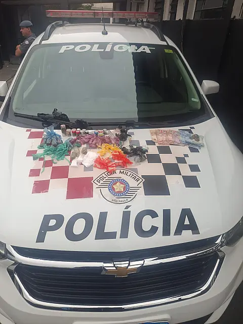 Homem é preso suspeito de tráfico de drogas em construção abandonada em Itaquá