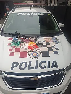 Homem é preso suspeito de tráfico de drogas em construção abandonada em Itaquá