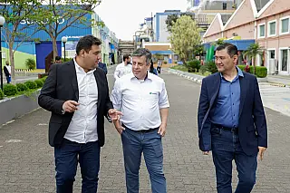 Prefeito visita unidade da Suzano S/A e conhece nova direção industrial