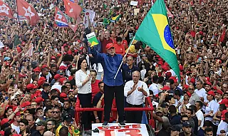Em virada inédita, Lula bate Flávio Bolsonaro e se reelege para 4º mandato