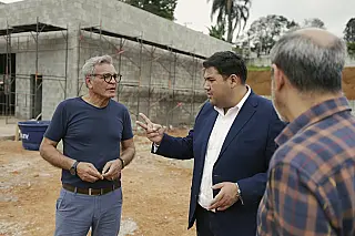 Prefeito vistoria obras da terceira unidade do Burger King em Suzano