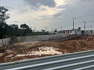 Obra de Estação Elevatória, ao lado de vala que 'joga' esgoto no Tietê, está parada desde o início do ano