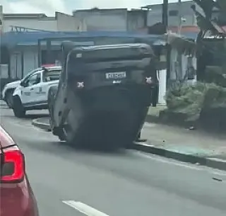 Carro capota após colisão e mal súbito de motorista em Mogi