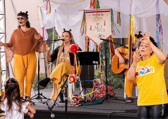 Tra Lá Lá inicia a circulação do espetáculo musical infantil 'Som de Mel' nas escolas municipais de Mogi