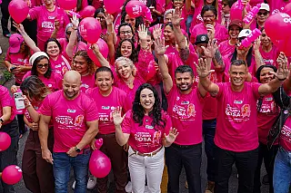 Caminhada do Outubro Rosa é realizada pelas ruas de Ferraz