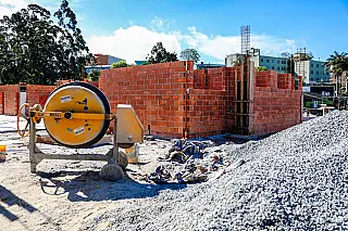 Construção da Emeb Tom Jobim avança para a etapa de levantamento das paredes