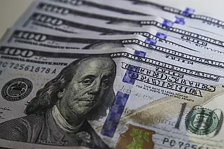 Dólar cai a R$ 5, e bolsa sobe quase 8% após primeiro turno