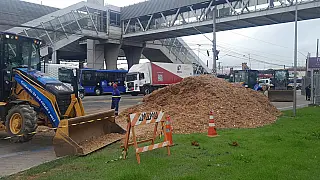 Carreta que tombou sobre dois carros é retirada e limpeza da carga começa em Suzano