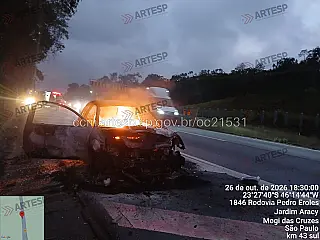 Veículo pega fogo na Mogi-Dutra