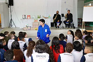 Entrega do ‘Baú Literário’ contempla 303 alunos de escola no Jardim Santa Inês