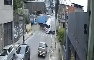 Caminhão tomba após bater em veículo e deixa dois feridos em Ferraz
