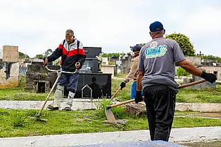 Ferraz intensifica limpeza e revitalização dos cemitérios para o Dia de Finados