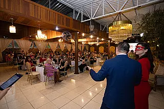 ACE Suzano reúne 120 convidados em Baile de Máscaras alusivo ao Outubro Rosa