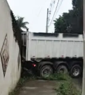 Casa é invadida por caminhão em Biritiba-Mirim